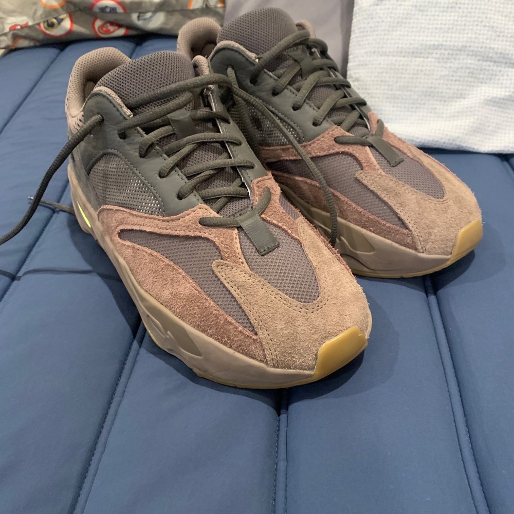Yeezy 700 mauve